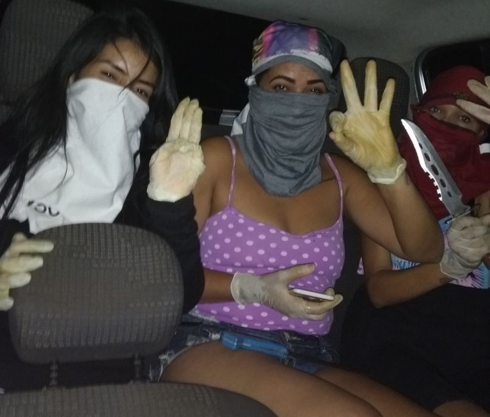 Mulheres suspeitas de praticar os crimes posaram para foto com luvas, faca, facão e com o rosto coberto (Foto: Polícia Civil/Divulgação/Arquivo)