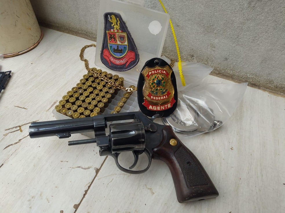 Arma e munições apreendidos com suspeito de ataques em Araçatuba, durante ação em Piracicaba — Foto: Divulgação/ Polícia Militar