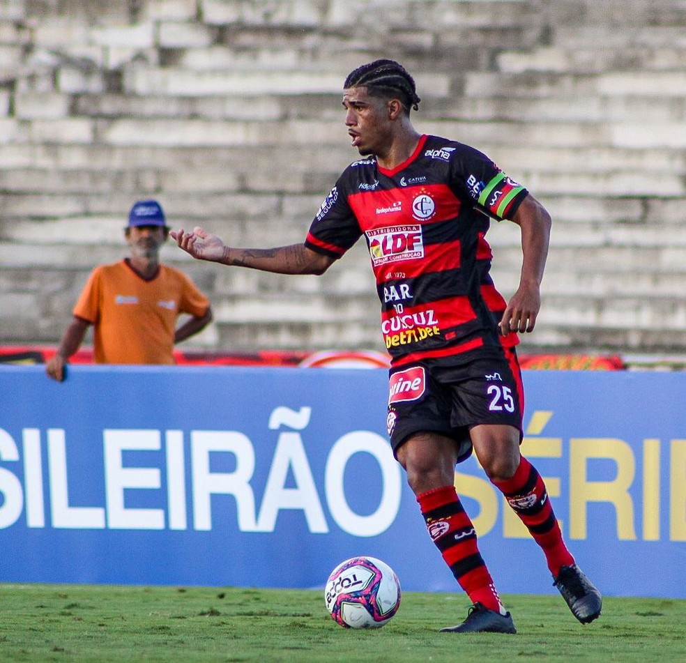 Rafinha se recuperou e viaja para Goiânia com a delegação  — Foto: Samy Oliveira / Campinense