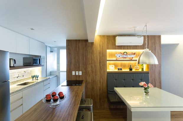 Cores e estampas em um apartamento vibrante (Foto: Marcelo Donadussi / divulgação)