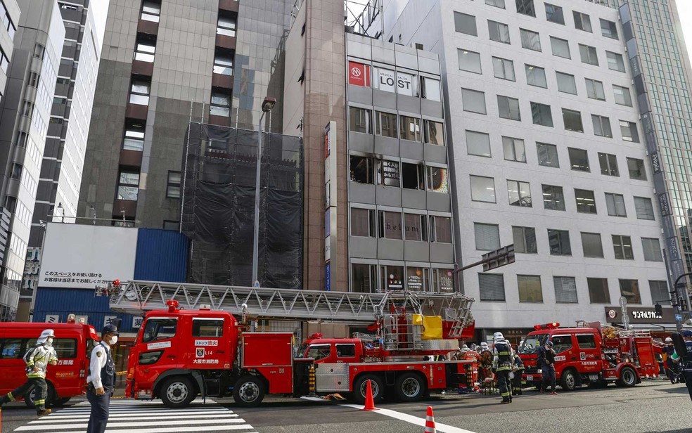 Caminhes de bombeiros em frente a um prdio onde ocorreu um incndio em Osaka  Foto: Kyodo / via Reuters