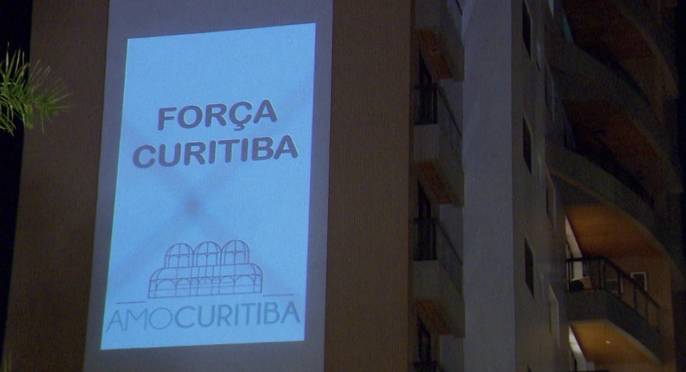 Mensagens são projetadas em prédio de Curitiba — Foto: Reprodução/RPC