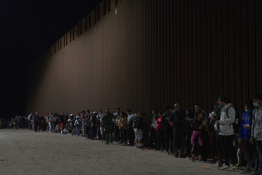 Fila de migrantes nos Estados Unidos em 11 de julho de 2022 — Foto: Allison Dinner/AFP