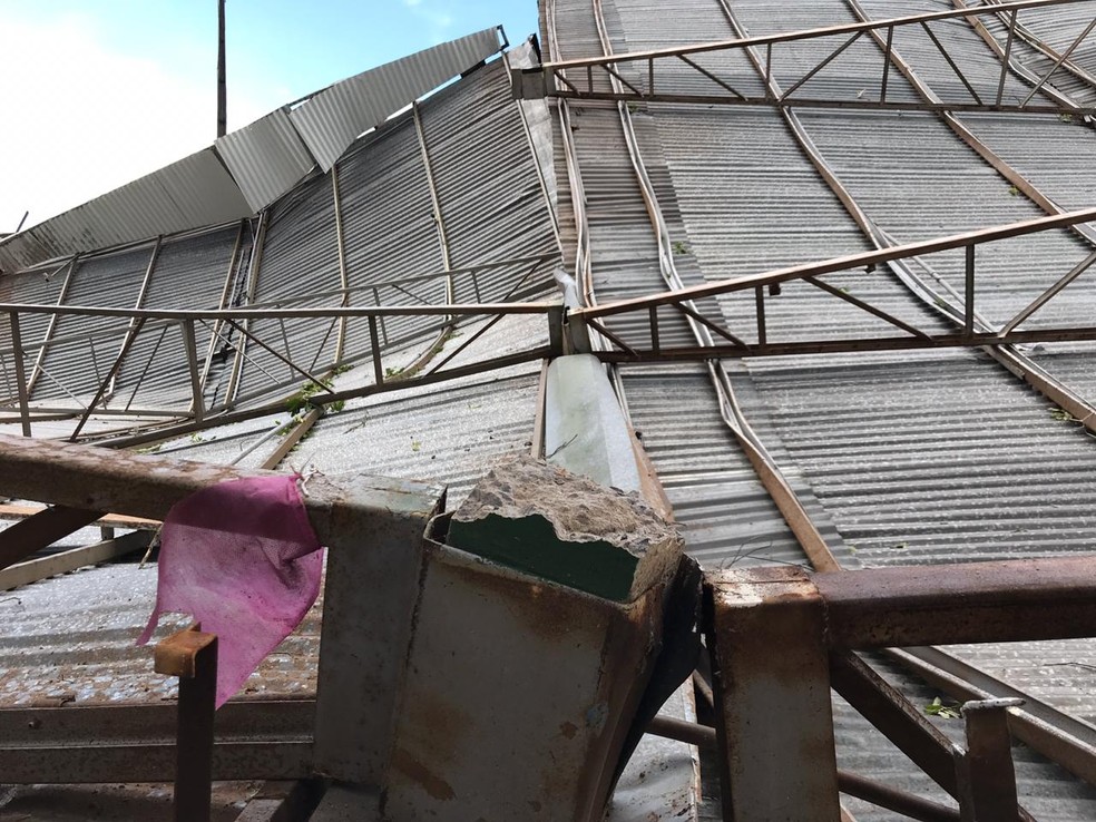 Vendaval derrubou cobertura no Poliesportivo de Adamantina — Foto: Siga Mais/Cedida