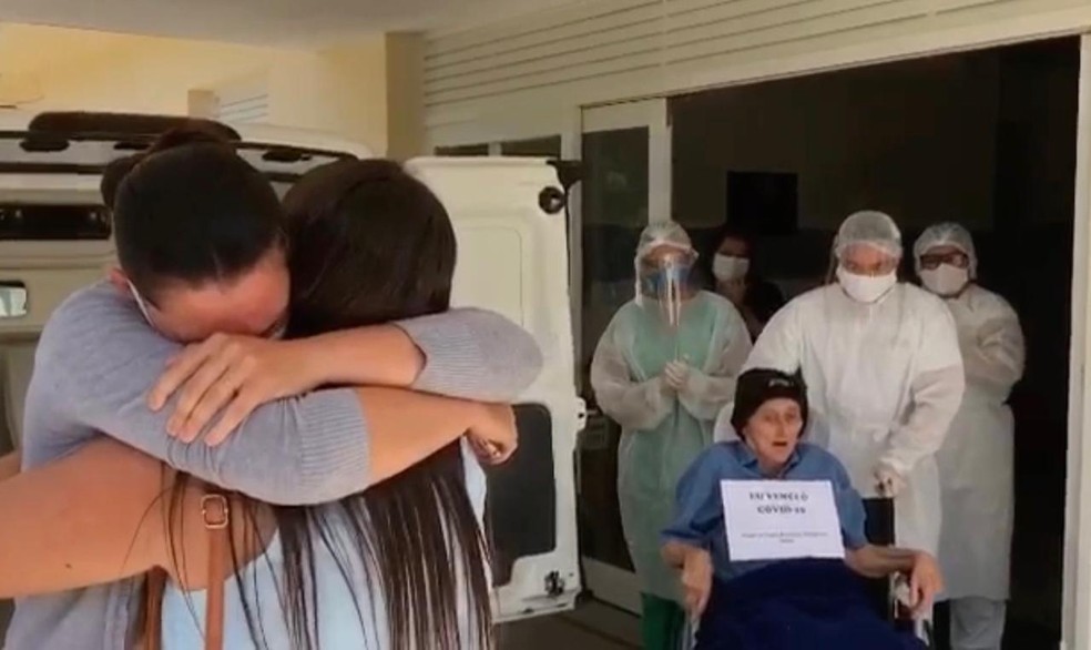 Pacientes recendo alta do hospital de Taquaritinga do Norte — Foto: Divulgação