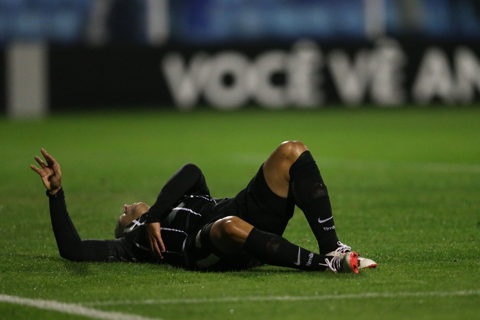 Jadson se machucou no início da partida contra o Avaí, na última quarta (Foto: Cristiano Andujar / Estadão Conteúdo)