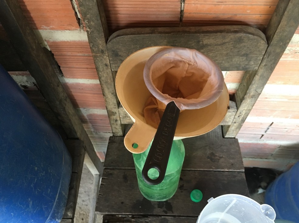 Água para consumo humano de trabalhadores no interior do Maranhão era 'filtrada' em coador de café — Foto: Divulgação/MPT
