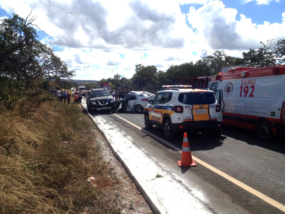 Carro seguia sentido a Montes Claros quando tentou fazer a ultrapassagem (Foto: Valdivan Veloso/G1)