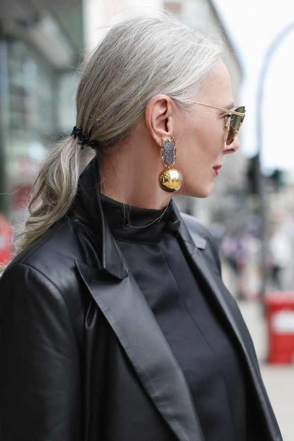 HAMBURG, GERMANY - JULY 23: Gold and lavender crystal scarab beetle pharoah earrings by Beguem Khan as a detail of best ager model Petra van Bremen during a street style shooting on July 23, 2020 in Hamburg, Germany. (Photo by Streetstyleshooters/Getty Im (Foto: Getty Images)