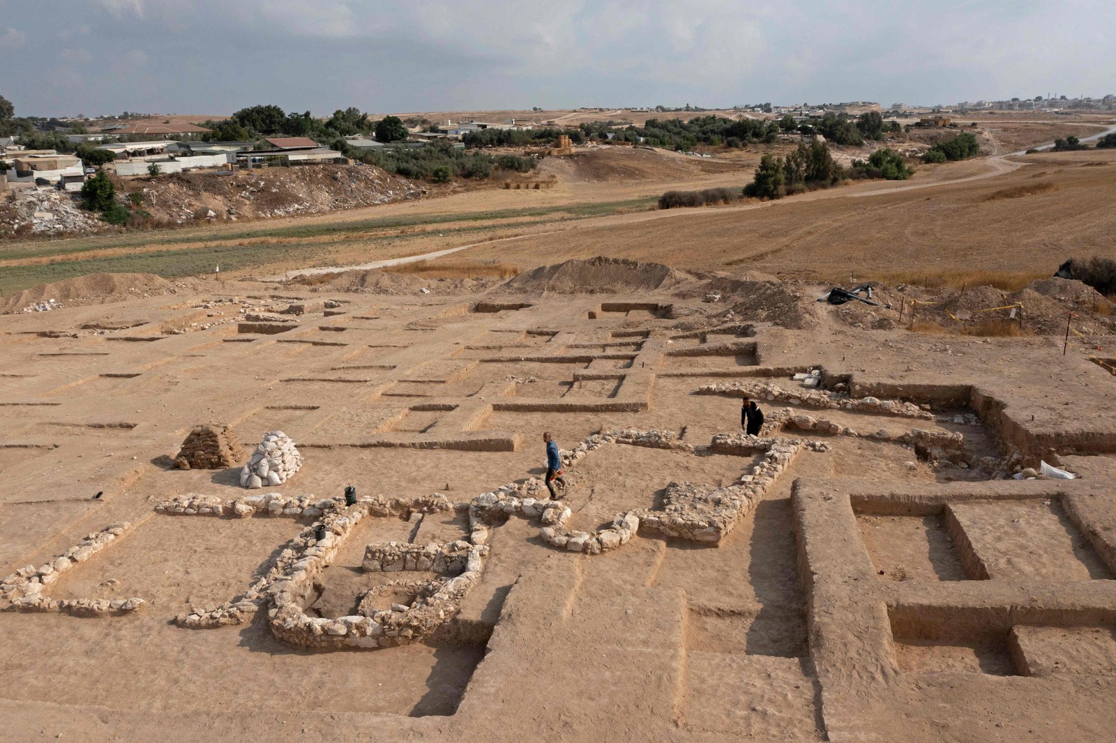 Imagens aéreas mostram a construção, que teria mais de 1200 anos — Foto: Menahem Kahana / AFP