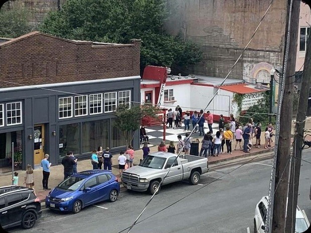 Clientes fazem fila na frente da padaria Confections (Foto: Reprodução / Facebook)