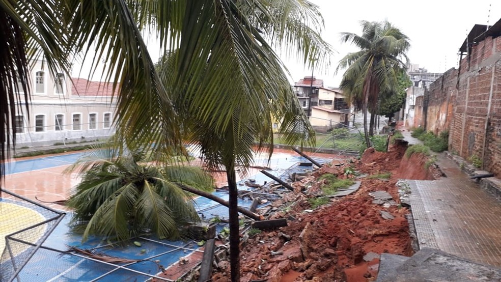 Um pedaço da passarela desmoronou e derrubou parte do alambrado sobre a quadra — Foto: Klênyo Galvão/Inter TV Cabugi