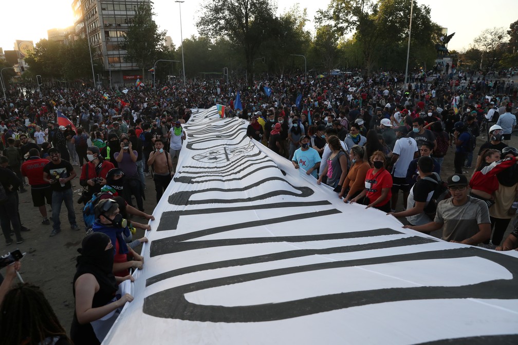 Manifestantes lotam a Praça Itália, em Santiago, neste domingo (25) de plebiscito sobre nova Constituição para o Chile — Foto: Ivan Alvarado/Reuters