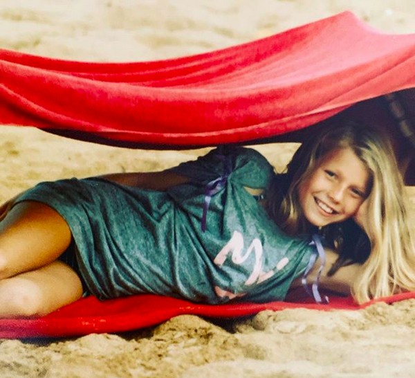 A atriz Gwyneth Paltrow em uma foto de infância (Foto: Instagram)