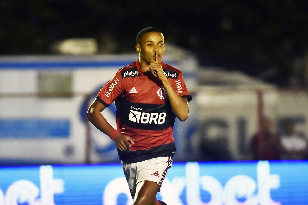 Lázaro comemora segundo gol do Flamengo contra a Portuguesa — Foto: André Durão