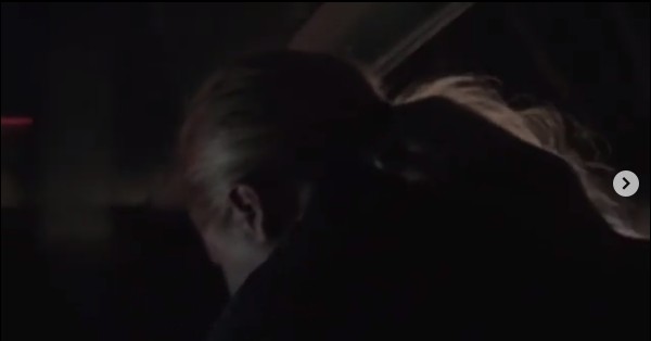 A atriz Amy Schumer vomitando dentro de um carro (Foto: Instagram)