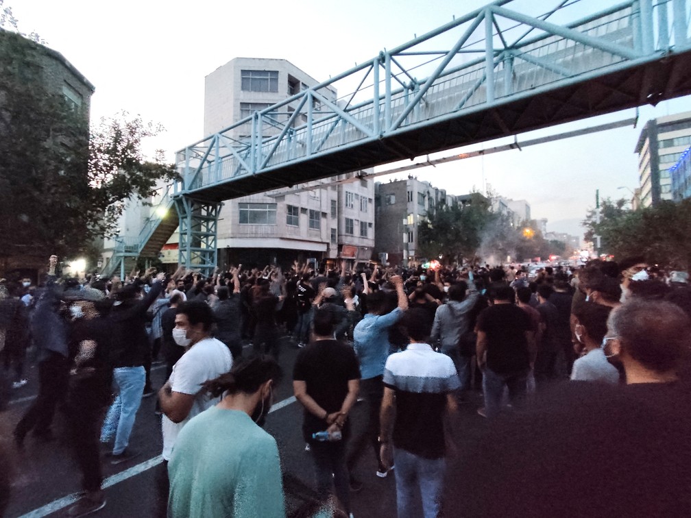 Protestos contra morte da jovem Mahsa Amini no Teerã, capital do Irã, no dia 21 de setembro. — Foto: Reuters