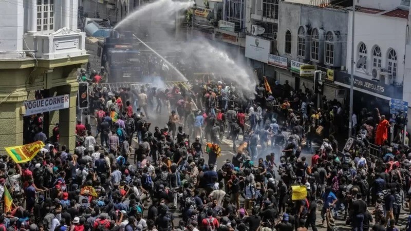 Manifestações acontecem há meses na capital do Sri Lanka (Foto: EPA via BBC)