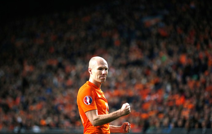Robben, Holanda X Letonia (Foto: Agência AP )