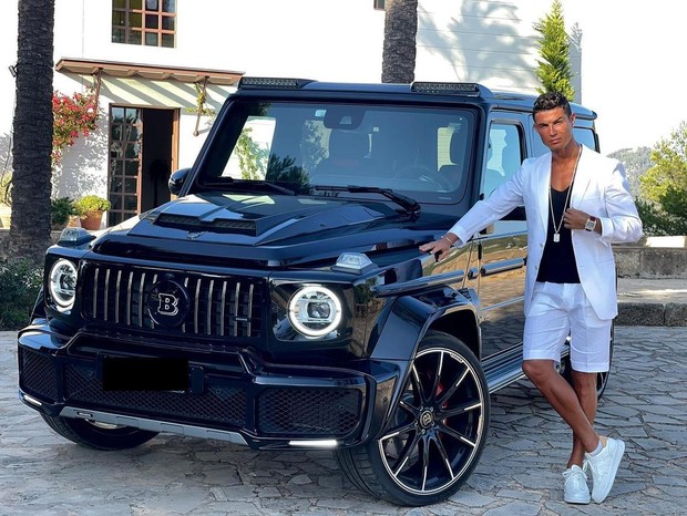 Cristiano Ronaldo com sua Mercedes Benz Brabus (Foto: Reprodução/Instagram)
