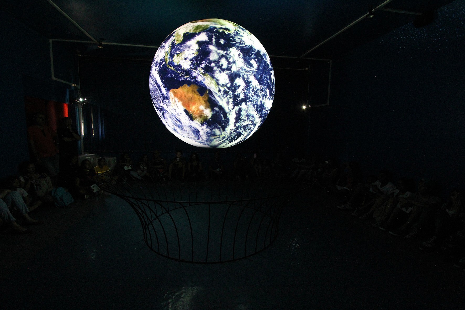 O Sistema Science on a Sphere é uma ferramenta educacional destinada a ilustrar a Terra e seus diferentes fenômenos (Foto: Marcos Santos / Divulgação )