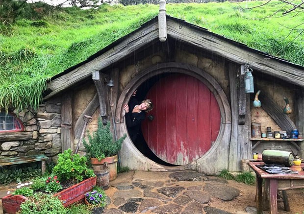 Isabella Santoni em Hobbiton Movie Set, na Nova Zelândia (Foto: Reprodução)
