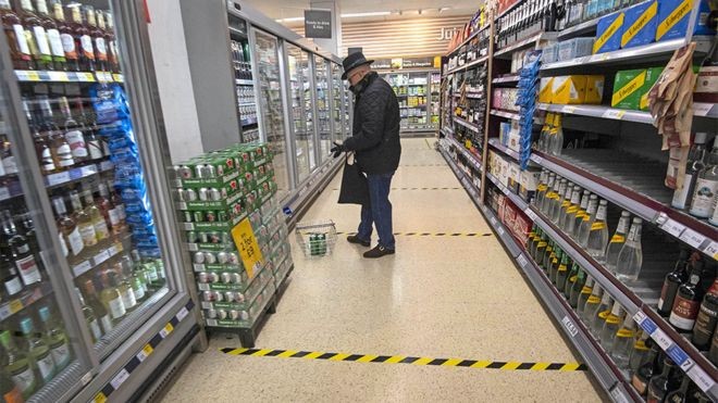 Linhas no chão marcam o distanciamento social em um supermercado (Foto: Getty Images via BBC)