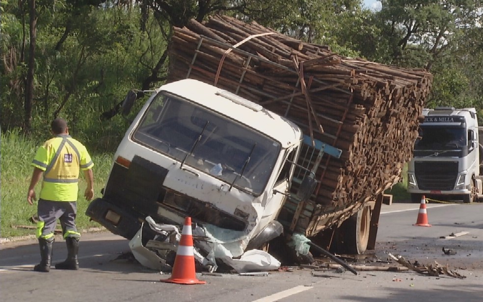 Após acidente, motorista do caminhão fugiu do local, segundo a PRF, em Luziânia - Goiás — Foto: Reprodução/TV Anhanguera