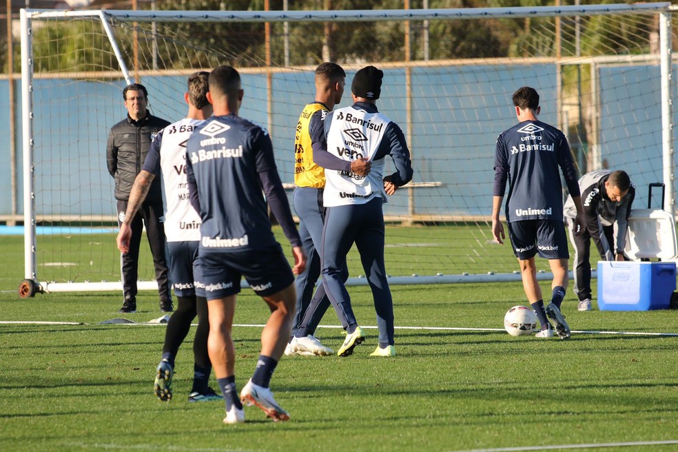Você está toda hora querendo brigar e mostrar que é homem - Léo Gomes e Thiago Santos discutem e quase vão às vias de fato durante treinamento