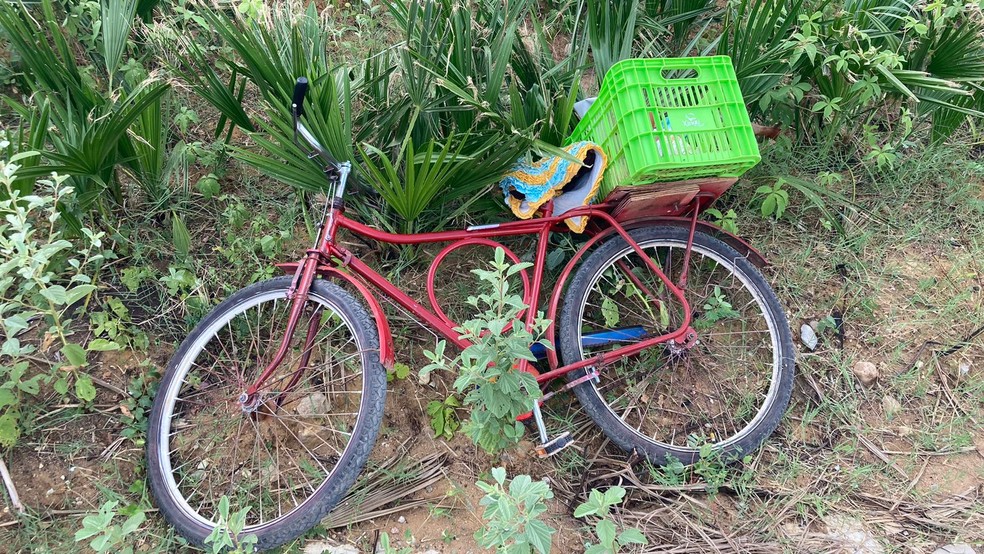 Bicicleta usada pela vítima, caída no local onde o crime aconteceu em Mossoró — Foto: Pedro Hugo/Inter TV Cabugi