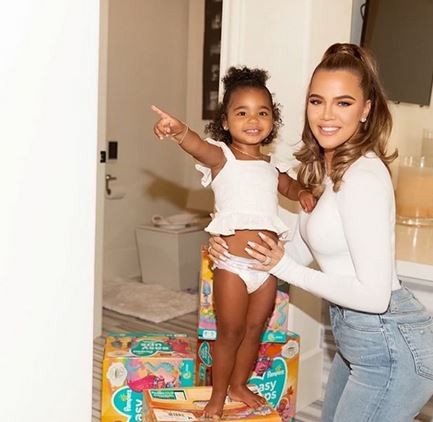 Khloé Kardashian e a filha True Thompson (Foto: Instagram)