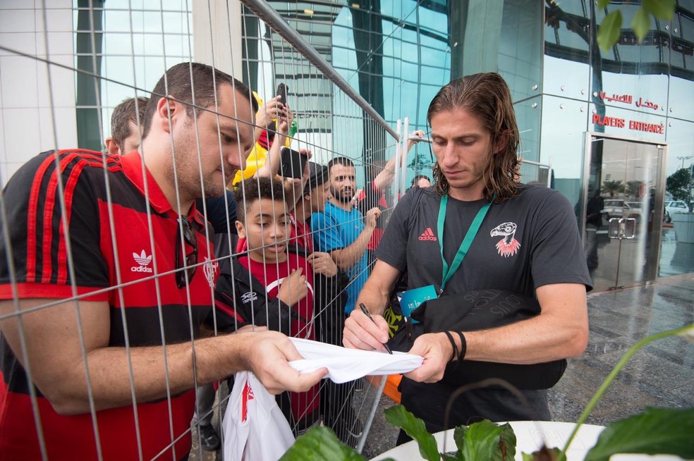 Filipe Luís assina camisa de torcedor do Flamengo — Foto: Alexandre Vidal/Divulgação Flamengo