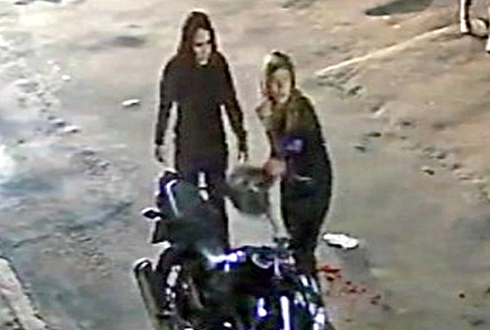 Duas mulheres assaltaram e esfaquearam guia de turismo no Centro — Foto: Reprodução/TV Globo