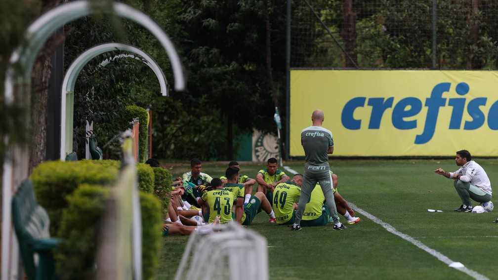 Abel Ferreira conversa com elenco na Academia de Futebol � Foto: Cesar Greco / Ag. Palmeiras