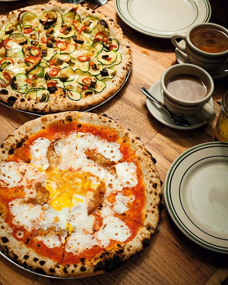 Não se deixe enganar pela fachada zero luxo do Roberta’s: lá dentro são preparadas as pizzas mais concorridas do Brooklyn, servidas do brunch ao jantar  (Foto: Divulgação)