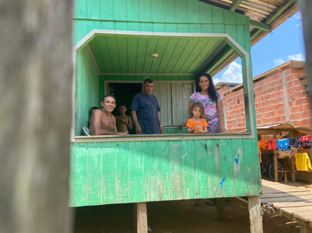 CALHA NORTE - A família de Antônio Jorge Correia, de 50 anos, e de Maria Pereira, de 48 anos, conhece a realidade do bairro da Várzea, em Cruzeiro do Sul.  — Foto: Mayara Subtil/Rede Amazônica