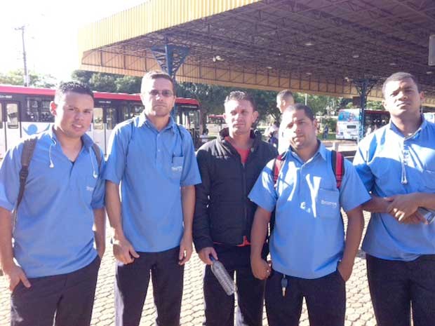Líderes da paralisação dos rodoviários do Terminal do Cruzeiro que vão participar da reunião com a direção da empresa  (Foto: Luiza Facchina/G1)