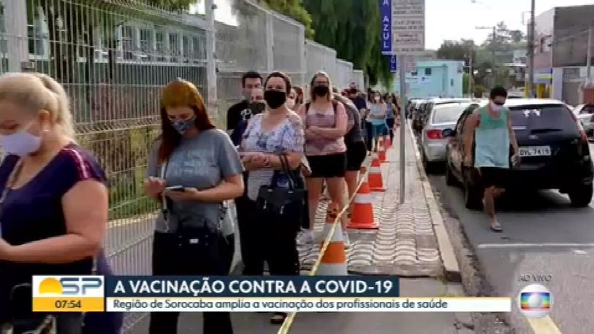 Cidades vacinam profissionais fora da linha de frente da Covid-19 antes de imunizar idosos