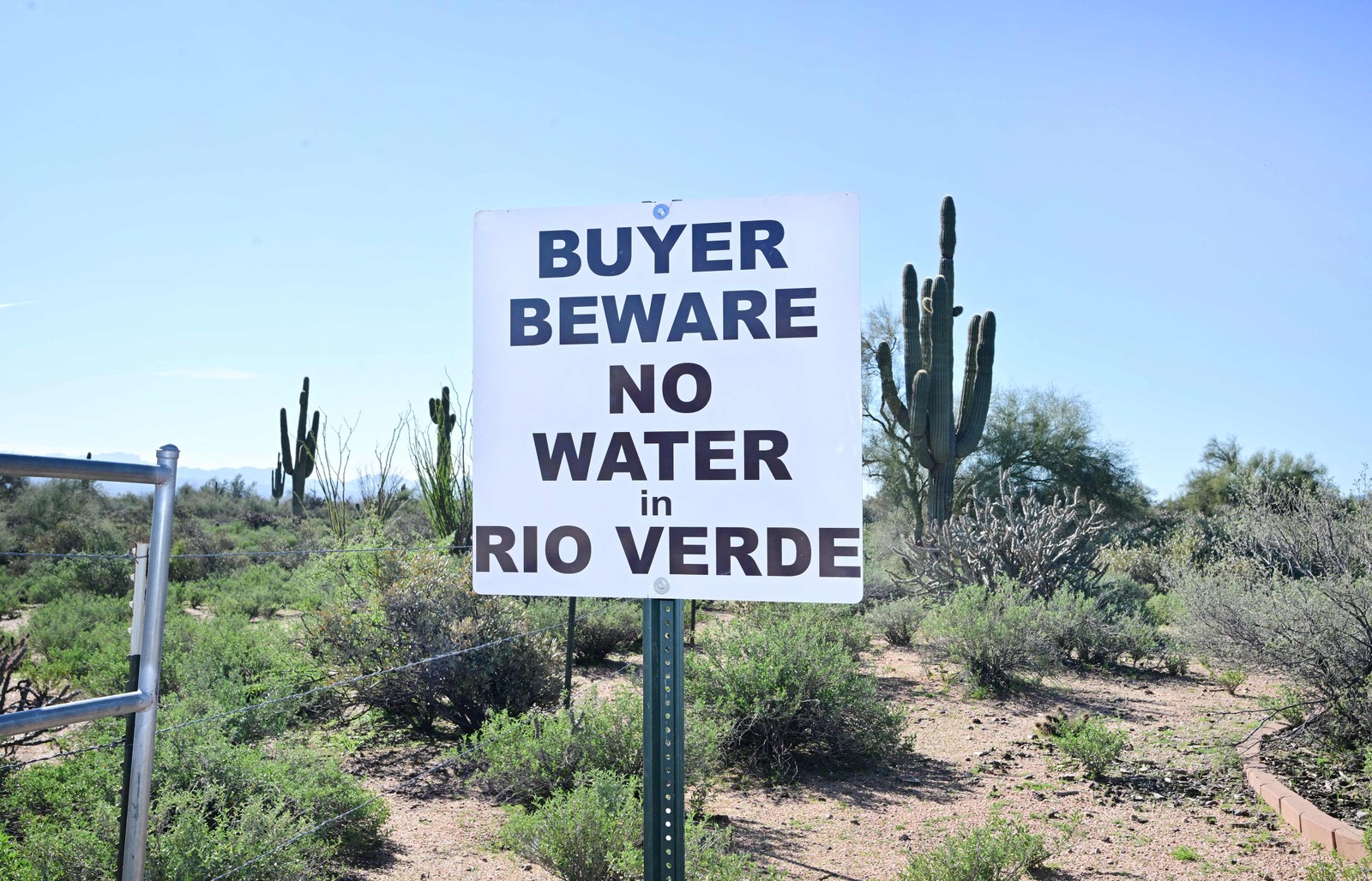 "Cuidado comprador, não há água no Rio Verde", diz a placa no Arizona. Sudoeste dos EUA sofre com racionamento devido à longa seca — Foto: FREDERIC J. BROWN/AFP