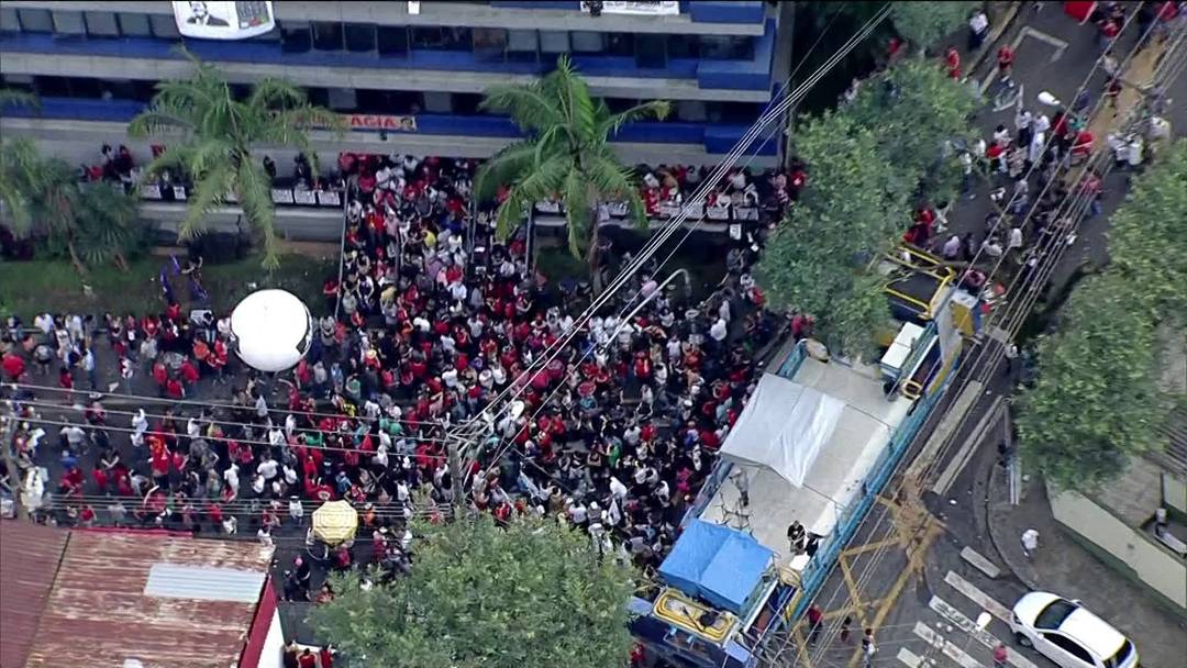 Apoiadores de Lula cercam o Sindicato dos MetalÃºrgicos do ABC