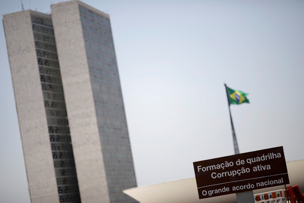 Uma placa de sinalização do Congresso Nacional, em Brasília, é vista com uma mensagem de protesto nesta segunda-feira (16) (Foto: Ueslei Marcelino/Reuters)