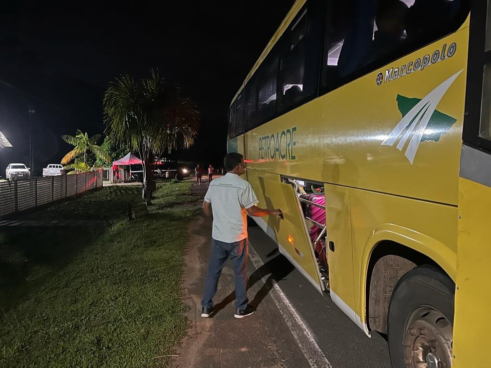 Prisão foi feita em ônibus que saía de Cruzeiro do Sul para Feijó — Foto: Asscom/Polícia Civil 