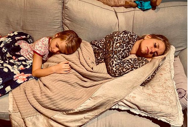 A cantora Jessica Simpson com a filha se recuperando de uma virose (Foto: Instagram)