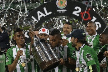 Borja beija troféu da Taça Libertadores na conquista do Atlético Nacional (Foto: AP/Dolores Ochoa)