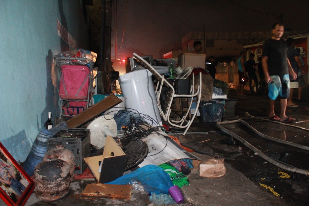 Móveis e utensílios resgatados foram deixados nas ruas do local. — Foto: Rickardo Marques/ G1 AM