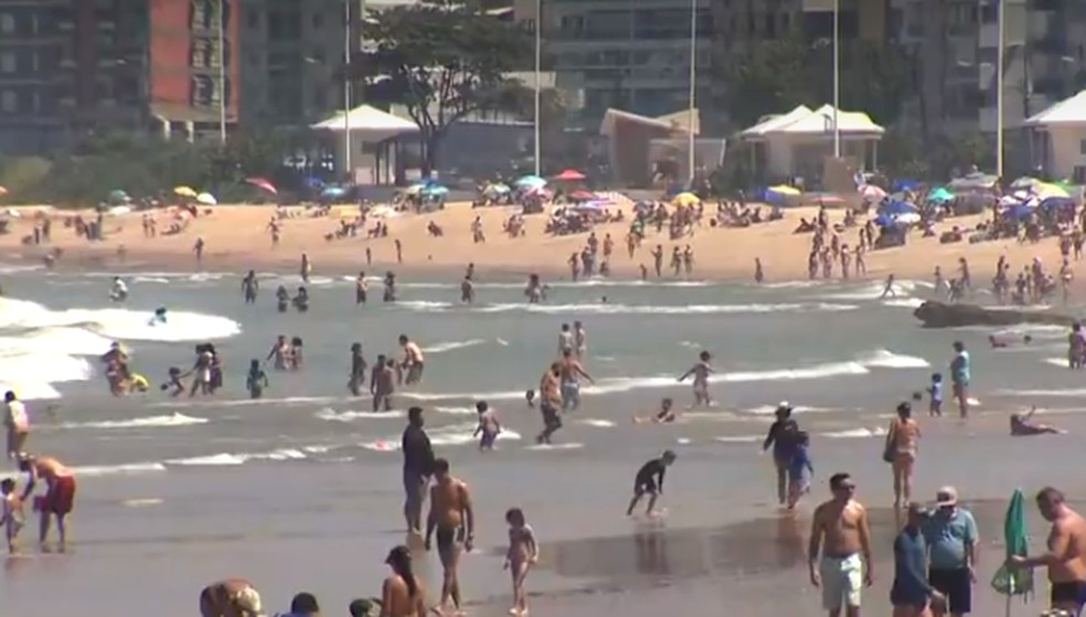 Praias de Guarapari ficaram cheias neste sábado — Foto: Reprodução/TV Gazeta