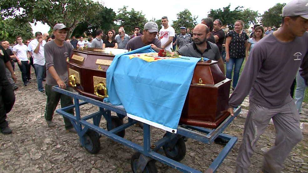 Delegado da PolÃ­cia Federal Davi de Farias AragÃ£o Ã© sepultado em SÃ£o LuÃ­s. (Foto: Miguel Lindoso/TV Mirante)