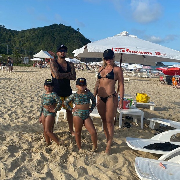 Dentinho e Dani Souza com as filhas (Foto: Reprodução/Instagram)