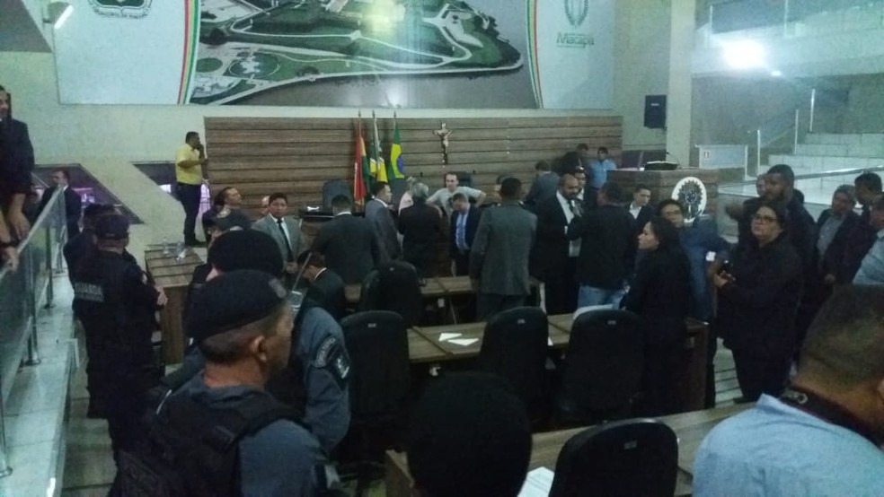 Polícia Militar e Guarda Municipal precisaram entrar no plenário — Foto: Fabiana Figueiredo/G1