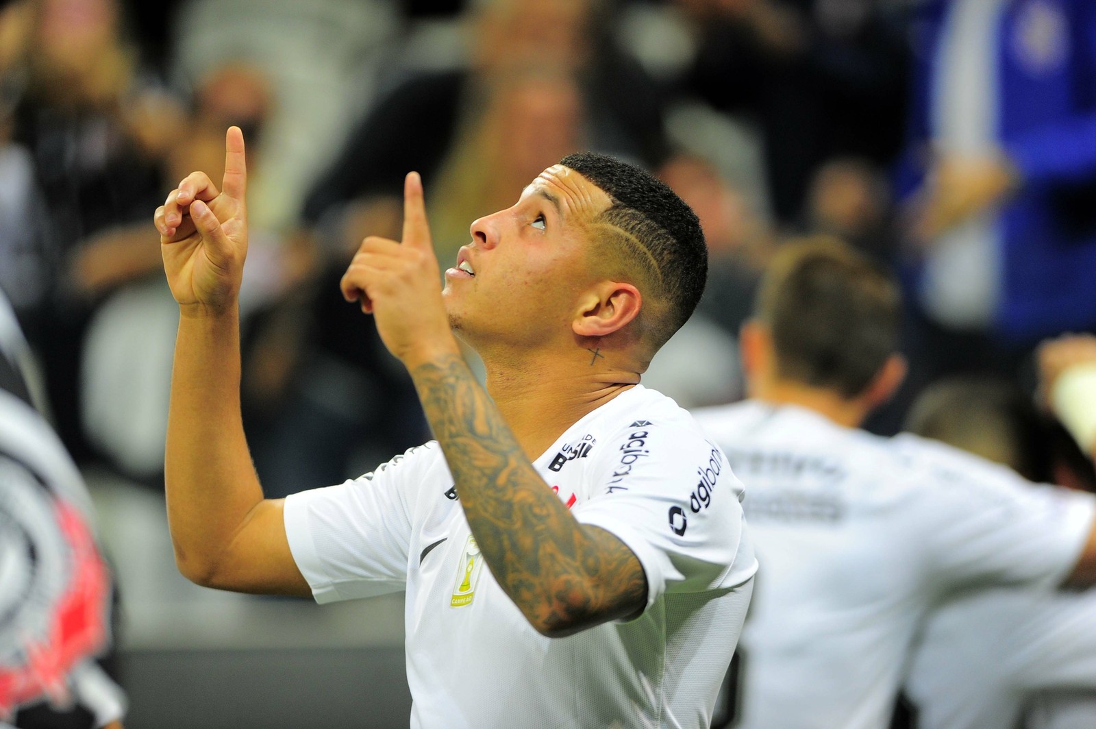 No Brasil, lateral Sidcley corre para tirar o visto e poder viajar com o Corinthians para a Flórida